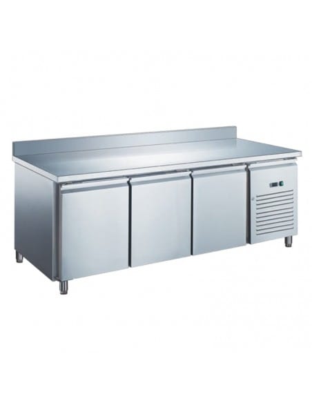 Restauration rapide : pourquoi investir dans une desserte et une saladette réfrigérée ?