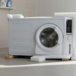 découvrez si vous pouvez coucher une machine à laver sans risque et les précautions à prendre pour éviter tout dommage lors du transport ou du déplacement.
