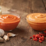 découvrez les différences entre la sauce samouraï et la sauce andalouse piquante : leurs caractéristiques uniques, saveurs et utilisations idéales pour sublimer vos plats.