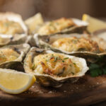 découvrez une recette facile et rapide pour préparer des huîtres gratinées savoureuses, parfaites pour impressionner vos invités à l'apéritif ou en entrée.