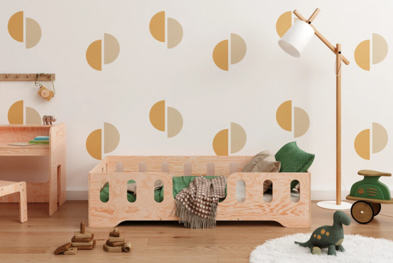 Lit cabane avec rangement dans une chambre d’enfant